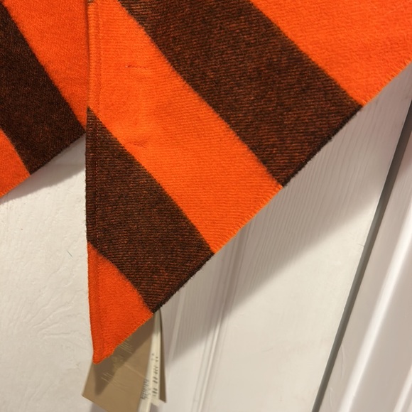 Beautiful Burberry Cashmere Scarf - Picture 4 of 13